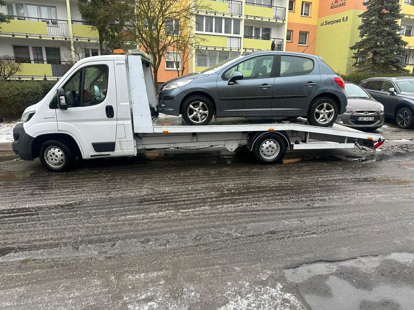 Pomoc drogowa Police – transport samochodu na lawecie 24h